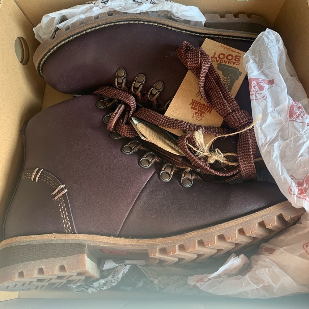 Brand new in box Kodiak Girls boots size 5